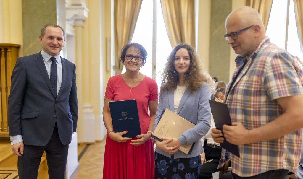 Obok Malwiny nasi poloniści prof. Zofia Czarniecka-Rodzik i prof. Adam Hohendorff