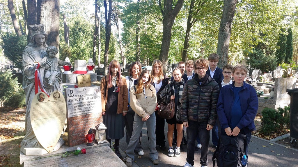 Klasa 2a przy grobie Teresy Lewtak-Stattler ps. "Mirka"