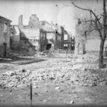 Krajobraz po bitwie... pozostałości zabudowy w rejonie ul. Książęcej i Ludnej w 1945 r. (Fotografia ze zbiorów Muzeum Powstania Warszawskiego)