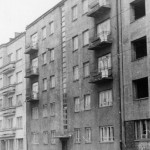 Widok kamienicy Ludna 7. Przestrzeń ulicy od 14 września stała się linią frontu. (Fotografia ze zbiorów Archiwum Państwowego m. st. Warszawy)