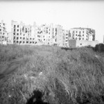 Ruiny kamienic przy ulicy Okrąg. Ujęcie od Ludnej. Po prawej narożny budynek przy ul. Czerniakowskiej 200 u zbiegu z Okrąg i Wilanowską. (Fotografia ze zbiorów Muzeum Powstania Warszawskieg)