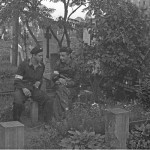 Dwaj nierozpoznani powstańcy z plutonu "Agaton" batalionu "Pięść" palący papierosy przy jednym z grobów na Cmentarzu Ewangelicko-Augsburskim. (Fotografia ze zbiorów Muzeum Powstania Warszawskiego)