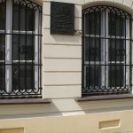 Tablica upamiętniająca poległych żołnierzy „Parasola” na ścianie budynku IS PAN przy ul. Długiej 28