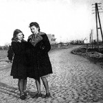 Dwie przyjaciółki Krystyna Maleszewska ps. „Rafał” i Zofia Świerszcz – Łazor ps. „Zojda” gdzieś w Warszawie w 1943 r.